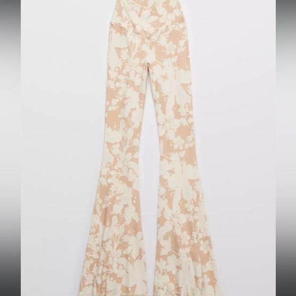 Aerie white and beige floral offline flare leggings - Picture 5 of 8